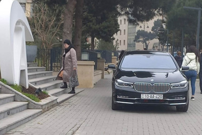 “Azərenerji” ASC-yə məxsus avtomobil piyadalar üçün səkini zəbt etdi