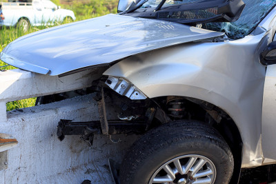 Nərimanovda qəza nəticəsində sürücü avtomobildə sıxılı vəziyyətdə qalıb