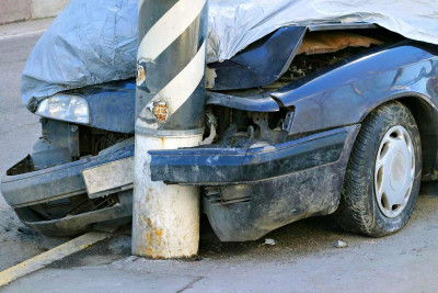 Nərimanov rayonunda avtomobil dirəyə çırpılıb