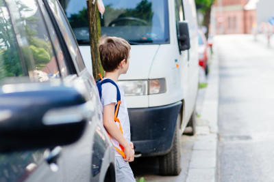 Xətai rayonunda avtomobil 3 yaşlı körpəni vurub