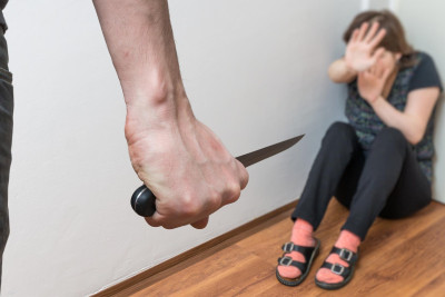 Küsəyən qadın özünün, qonşudakı kişinin və fəhlənin bıçaqlanmasına səbəb oldu