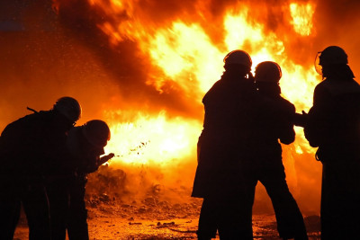 Xəzər rayonunda ikimərtəbəli evin qarajı yanıb