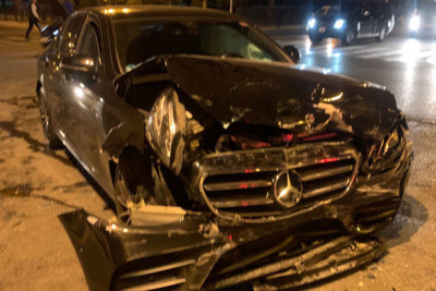 Nəsimi rayonunda “Mercedes” “Prius”a çırpılıb