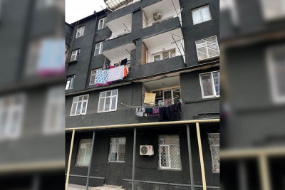 Yasamal rayonunda yaşayış binasının fasadı qara rəngə boyanıb