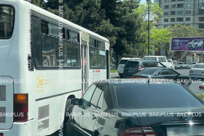 Paytaxtın Yasamal rayonunda avtobus qəza törədib
