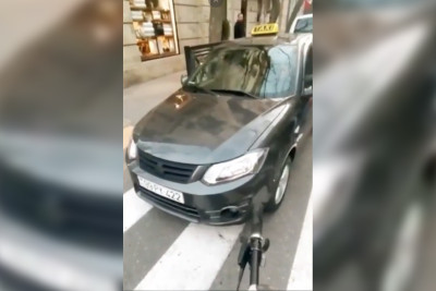 Bakıda velosipedçi ilə taksi sürücüsü yolu “bölə bilməyiblər”