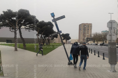 Bakı Konqres Mərkəzinin yanında istiqamət göstərici lövhə qəzalı vəziyyətdədir
