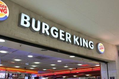 Özünü burgerlərin kralı adlandıran restoran krallara layiq çörəklər hazırlamır