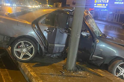 Nərimanov rayonunda avtomobil dirəyə çırpılaraq qəza törədib