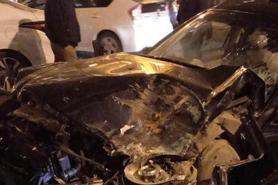 Bakının mərkəzində Mercedes ağaca çırpılıb