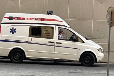 24 yaşlı gənc motosikletçi qəzada xəsarət alıb
