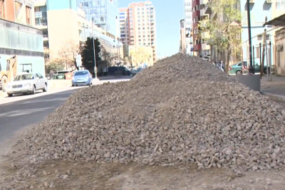 Tikinti şirkəti daş qırıntılarını yolun ortasına töküb