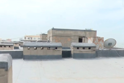 Xətaidə binanın sakinləri öz mənzillərinə getmək üçün damdan hərəkət etməyə məcburdurlar