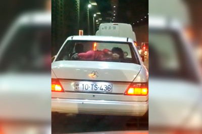 Bakıda azyaşlını avtomobilin arxa şüşəsinin altında aparıblar