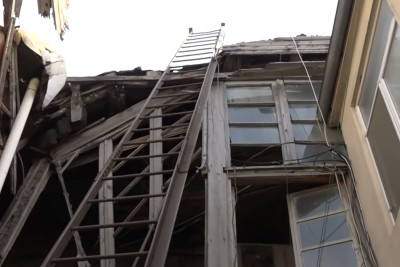 Xətai rayonunda 128 yaşlı bina bir sütunun üzərində dayanıb