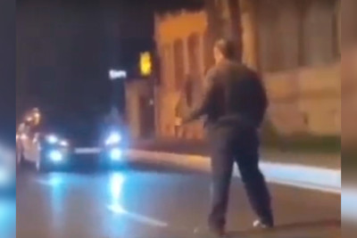 Bakısayağı “Transformer” filmi: adam avtomobillərə qarşı çıxdı