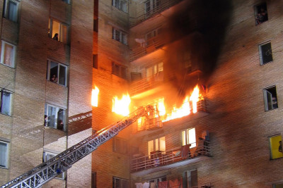 Bakıda çoxmərtəbəli yaşayış binasında yanğın olub