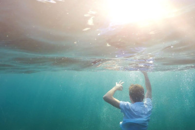 Bakıda intihar etmək istəyən şəxs özünü dənizə atıb