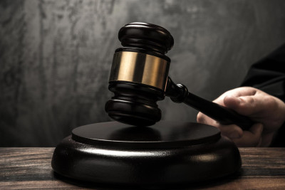 50 min manatlıq qızıl boyunbağı oğurlayan şəxslərə hökm oxunub