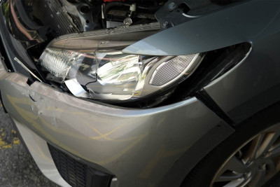 Nərimanovda avtomobil dirəyə çırpılıb: FHN əməkdaşları cəlb olunub