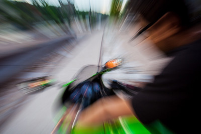 Bakıda gənc motosikletçi çayxanaya çırpılıb