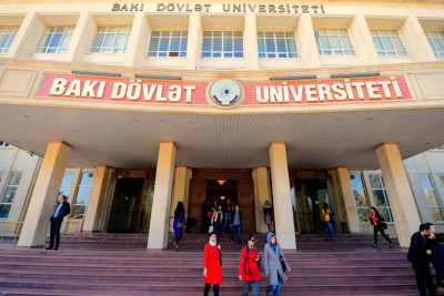 Bakı Ağır Cinayətlər Məhkəməsində BDU-nun əməkdaşlarını bıçaqlayan şəxsin məhkəməsi olub