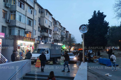 Bakıda metro çıxışı birbaşa avtomobil yoluna çıxır