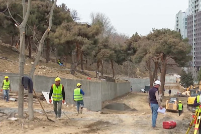 Səbail rayonu ərazisində salınan yeni parkda son tamamlanma işləri aparılır