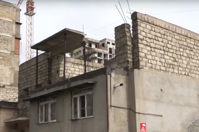 Xətai rayonunda yerləşən yarım tikili qəzalı vəziyyətdədir