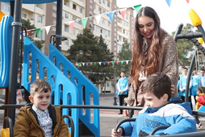 Bakıda abadlaşan növbəti həyət sakinlərin istifadəsinə verilib