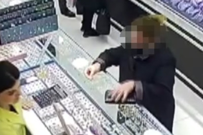 Qadın dəmir boyunbağını qızıl adı ilə satıb