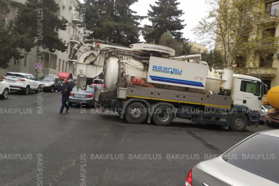 Paytaxtın mərkəzində yol çöküb