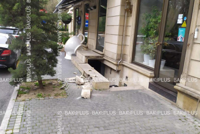 Bakının mərkəzində evlərin yeni üzlükləri uçur