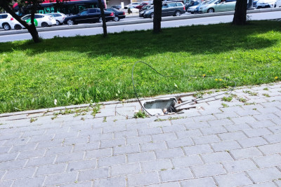 Xətai rayonunda işıq dirəklərinin elektrik naqilləri açıq vəziyyətdədir