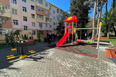 Nəsimi rayonunda binanın həyətində quruculuq və yenidənqurma işləri davam etdirilir