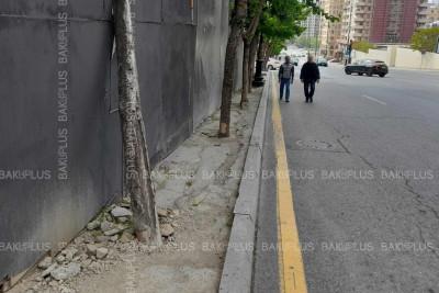 Bakıda daha bir piyada səkisi hasarlanaraq zəbt edilib