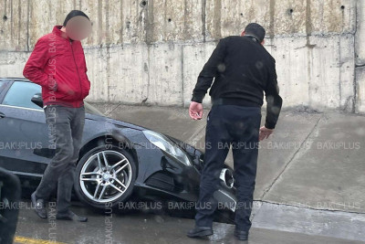 Bakıda sürücü idarəetməni itirərək yolun kənarındakı xəndəyə düşüb