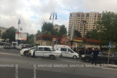 Nargilə kafesinin yaxınlığında iki avtomobil toqquşub