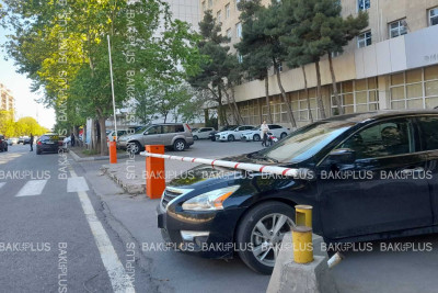 Bakıda avtomobilin üzərinə şlaqbaum düşüb