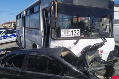Bakıda sərnişin avtobusu avtomobillə toqquşub: yaralananlar var