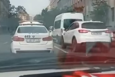 Yol polisi taksidə halı pisləşən hamilə qadına köməklik göstərdi