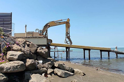 Buzovnada dənizə çıxışı kəsən hasarlar sökülür