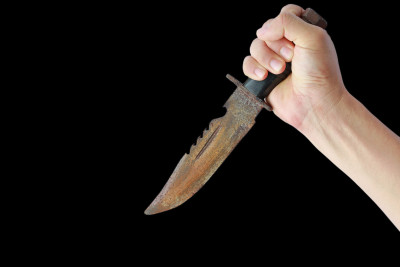 Tanışını bıçaqlamaqda təqsirləndirilən şəxsin məhkəməsi başlayır