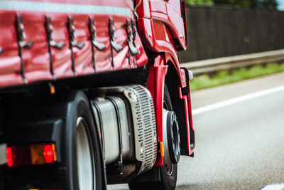 Nərimanovda yük avtomobili hərəkətdə olan avtomobillərin üzərinə zibil atıb