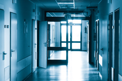 Xəzər rayonunda piyada iki avtomobil arasında qalıb