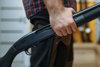 Bakıda qarğaya atəş açmaq istəyən şəxs qonşusunun pəncərəsini zədələyib