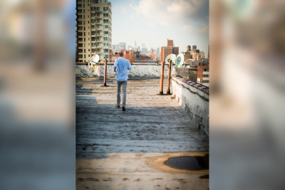 Bakıda bir nəfər özünü binadan atmaq istəyib