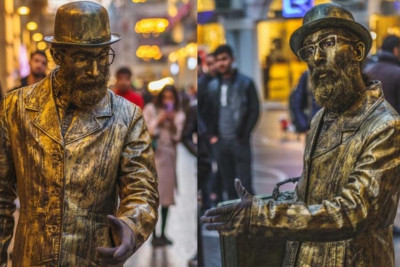 Bakıda "gəzən heykəl"ə şillə vuran şəxs axtarılır