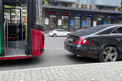 Yasamal: Cəfər Cabbarlı küçəsində sərnişin avtobusu qəzaya düşüb