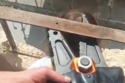 Bakıda azyaşlı uşağın başı dəmir barmaqlıqlar arasında ilişib